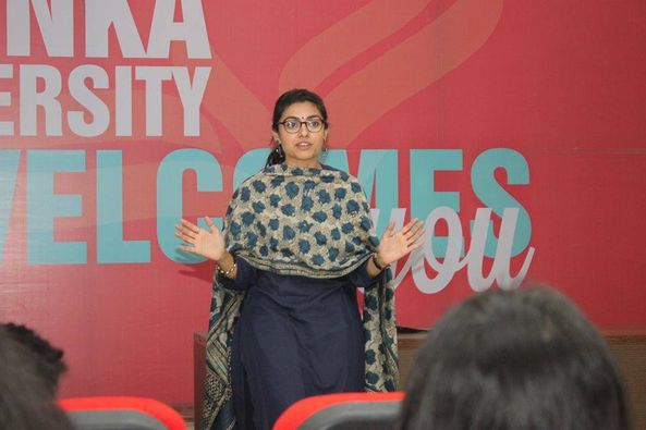 Top NDTV Editor Explains Working of TV Newsroom